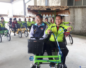 鄉長古木賢體驗電動遊園車。（記者許素蘭／攝）