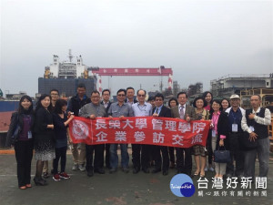 長榮大學由管理學院林傑毓院長率領參觀台船。