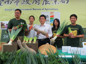 台南市政府農業局輔導科長吳威達（中）介紹台南新農人翻轉新農村。（記者邱仁武／攝）