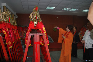 大甲媽遶境進香活動將展開，昨舉行淨器法會，對頭旗、旗牌、靈符及五大團神偶等逐一淨化，儀式莊嚴隆重。（記者陳榮昌攝）