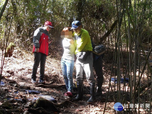 越南籍逃逸女外勞占林地蓋工寮躲藏，被保七總隊第五大隊與東勢林區管理處查獲。（圖／保七總隊第五大隊提供）