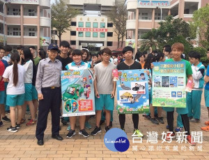 北港高中舉辦「慶祝青年節學生反毒反霸凌健康路跑活動」，警方現場加強宣教。（記者陳昭宗拍攝）