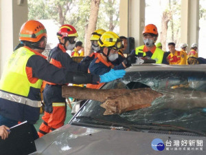 消防局參加2017車禍救援挑戰賽，獲得快速脫困項目第一名。（圖／消防局提供）