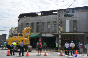 使用近60年、屬老舊危險建物的台南學甲區公有零售市場七戶店家，今日接近中午時進行拆除，過程平和。(記者/黃芳祿攝)