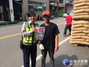 美女警員宣導萬安演習。林重鎣攝