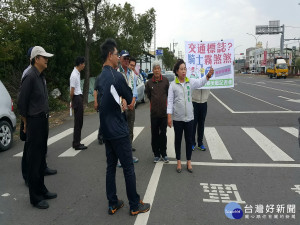 台南市多處路口設有機車兩段左轉標誌，卻未劃設機車待轉區，騎士只能在禁止停車的黃線網狀區待轉或與路口大車爭道。