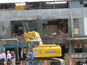 纏訟8年的學甲市場7間店舖執行拆除作業情形。（記者邱仁武／攝）
