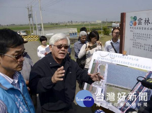 新虎尾溪崙背大排傳出惱人臭味，近鄰社區居民苦不堪言，縣長李進勇等人前往會勘後指示改善。（記者陳昭宗翻攝）