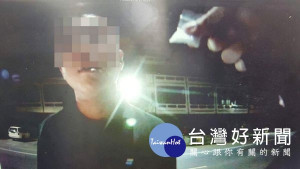 彭姓男子深夜不睡覺，明目張膽的在車內拉K，遭警方巡邏查獲。（記者陳昭宗翻攝）