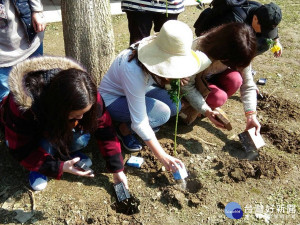 動保處指今年有4位毛爸媽至現場親自將寵物骨灰植存回歸大地。（圖／動保處提供）