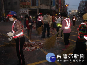 大甲媽祖起駕遶境，遺留龐大垃圾，環保志工二十五日一大早展清掃
，一個多小時即恢復舊觀。（記者陳榮昌攝）