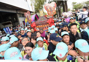 大甲鎮瀾宮天上聖母遶境進香至彰化，魏明谷縣長前往接駕。