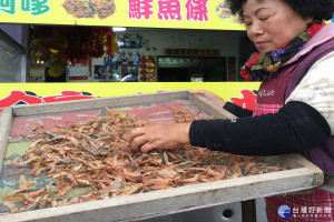 台南將軍區青鯤鯓漁港王林錦雀是火燒蝦干最早發明人。(記者/黃芳祿攝)