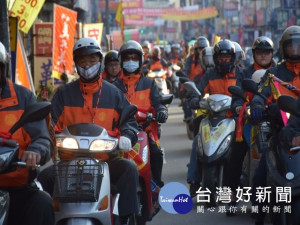 大甲媽祖機車隊400餘輛昨日整齊出發，如龍陣容穿梭四縣市，下午

到新港鄉崙仔橋迎接媽神鑾入城，車隊所到之處頗受人注目。（記者

陳榮昌攝）