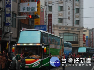 交通部今公告修正《旅行業租賃遊覽車契約應記載及不得記載事項》，明定遊覽車司機若隨團過夜，不能與導遊、工作人員同睡，應提供駕駛員一人一室為原則。（圖／資料照片，記者陳榮昌攝）