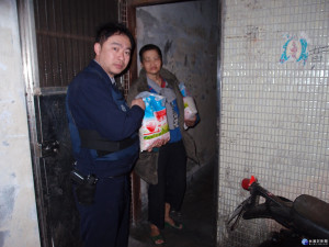 警員陳佶汎、陳佩祺自掏腰包濟助現金幫助劉男。