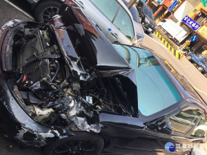 犯嫌駕車失控自撞於楊梅交流道北上匝道口，車體嚴重毀損。