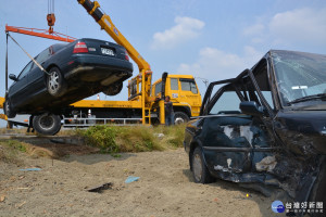 台南農路發生「田僑仔」車禍頻率多，用路人未減速清況下互撞 ，情況都滿嚴重的，唯警方要處理這些問題還滿傷腦筋的，只能靠平常下鄉多宣導交通安全。(記者/黃芳祿攝)