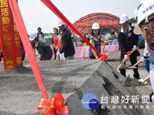 大甲區龍泉里活動中心二十八日舉行動工典禮，興建工程費二千七百餘萬元、面積二百二十七坪，預定年底竣工啟用，有助帶動社區休閒及發展。（記者陳榮昌攝）