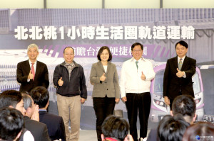 鄭市長感謝蔡總統讓桃園獲得30年來最大支持的預算，打造桃園基礎建設與公共運輸骨幹，為未來30年的發展奠定重要基礎。