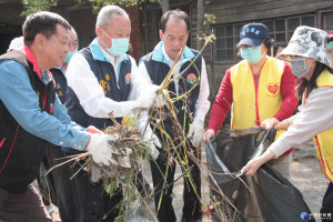 縣長親自加入青創基地的環境清潔維護工作。（記者許素蘭／攝）