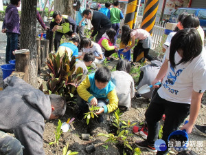 東勢林管處在松鶴部落的博愛國小舉辦「護樹活動」，學童們一起植樹綠美化校園。（記者黃玉鼎攝）