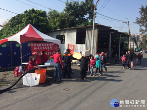 消防局為防範民眾於掃墓祭祖時因焚燒香燭、冥紙、雜草不慎引發山林火警，特動員警義消、婦宣及消防水箱車至各公墓宣導警戒、發放水袋等，請民眾善加利用。（高雄市政府消防局提供）