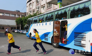 教導學子逃生技巧　員家舉辦大客車緊急事故應變2+1模擬演練