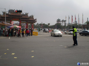 學甲警察分局加強清明節連續假期的交通疏導措施。（記者邱仁武／攝）
