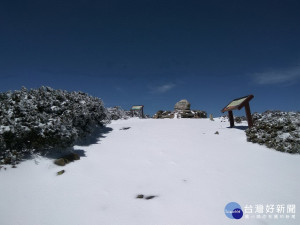 雪山主峰步道部分路段，積雪結冰成濕滑的冰面，山友需備妥雪季裝備才能安全通過。（圖／雪霸處志工吳建宏攝、保七總隊第五大隊提供）