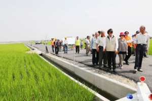 台南市長賴清德勘察察台南市六甲(十)早期農地重劃區農水路更新改善工程。(圖/台南市府)