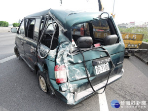 國道一彰化段箱型車爆胎車禍　6名出遊大學生受傷送醫