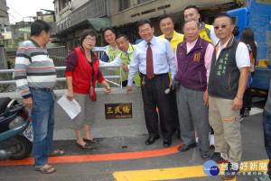 三民橋改建竣工在即市長邱建富等人視察表示滿意。