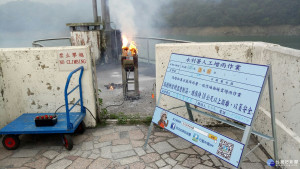 圖:北水局三十一日再度以人工增雨焰劑進行人造雨，希望早日解決缺水危機。(記者陳寶印攝)
　