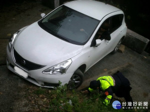 柯姓男子因路況不熟致車輛卡在山區小徑髮夾彎動彈不得，警民聯手救援脫困。（圖／東勢警分局提供）