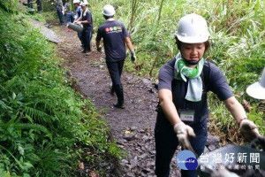 太平山手作步道工作假期的學員，同心協力手作懷古小徑。（圖／羅東林管處提供）