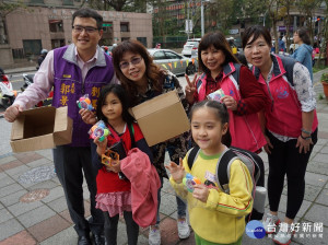 劉美芳議員服務處主任郭景裕代表與關懷婦幼協會發送兒童節禮物。（圖／記者黃村杉攝）