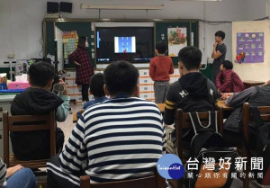 中原大學與內壢國小特教班共同開發的「慢飛天使LU_LA_LA」遊戲。