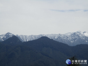 雪霸國家公園境內的聖稜線一夜白了頭，清明假期登山者需注意安全。（圖／保七總隊第五大隊提供）