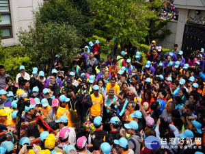 大甲媽祖回鑾經龍井。（圖／林重鎣攝）