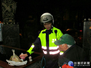 氣溫驟降陰冷，桃警準備熱食關懷街友。