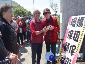 虔誠信仰大甲媽祖，八十五歲阿嬤蔡碧月，大力推動環保，二日媽祖

回鑾，親自分送信眾不鏽鋼環保碗及湯匙二百份，阿嬤被譽為推動環

保好模範。（記者陳榮昌攝）