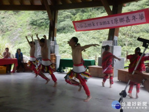 東勢林區管理處在八仙山綠色走廊，舉辦原住民族歌舞表演，讓民眾體驗泰雅族傳統文化。（圖／東勢林區管理處提供）