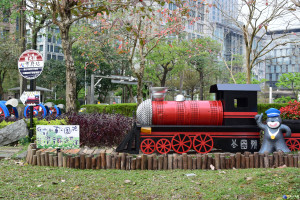 下一站世大運，熊讚列車長指揮公園號花卉火車前進 