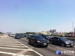 清明掃墓外出旅遊車潮湧現　中山高部分路段出現定點