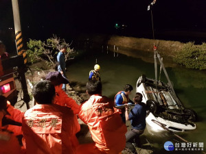 台南釣客座車在七股區十孔水門翻覆排水溝，海巡署第五一岸巡大隊協助打撈情形。（記者邱仁武／攝）