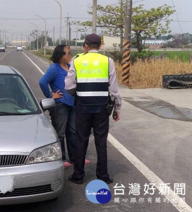 女子不滿闖紅燈遭員警攔下，竟然還衝撞員警，遭警方以妨害公務現行犯移送。（記者陳昭宗拍攝）