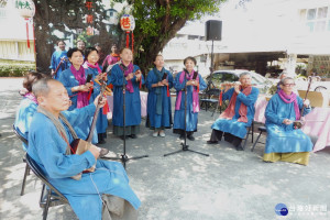 全台10團太平清歌陣齊聚大匯演將在4月9日上午9時在麻豆巷口慶安宮舉辦。麻豆集英社成員正加緊練習。(記者/黃芳祿攝)