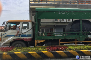 台19線台南段出現限水前，大型灑水車進行安全島草花灑水作業，趕在明日限水前的「搶水大作戰」。(記者/黃芳祿攝)