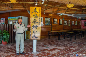 頑皮世界副總經理李英俊呼籲大家來參觀「古月照津城」寫生作品展覽。（記者邱仁武／攝）